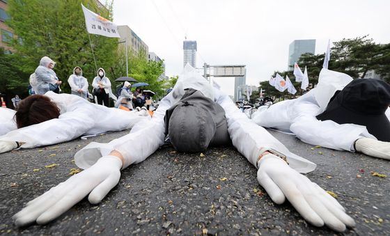 아스팔트 위 오체투지