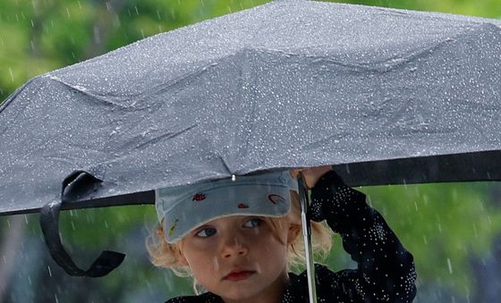 '아빠 우산 씌워줄게'