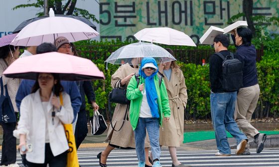'우산 대신 봉투라도'