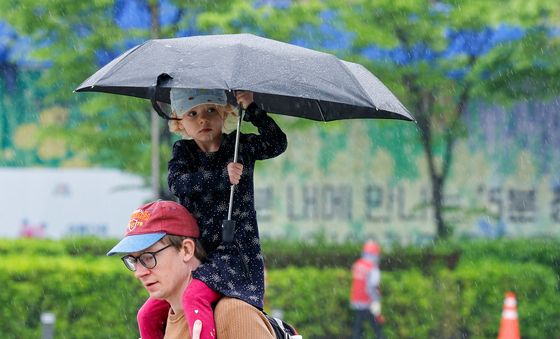 '아빠 우산 씌워줄게'