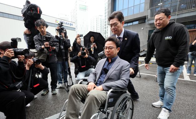 직접 휠체어 밀며 점검하는 정원오 후보