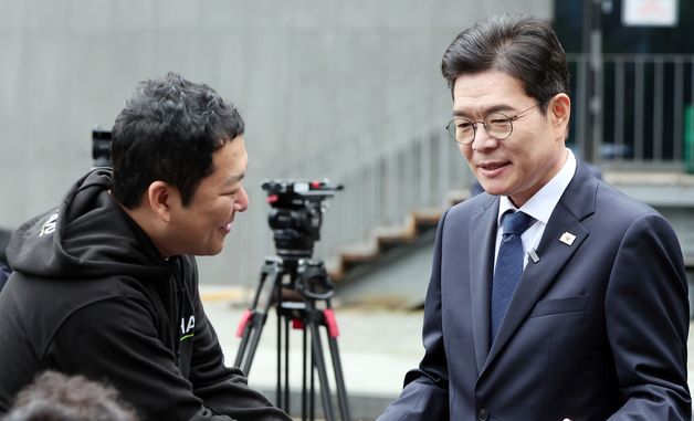 장애인 콜택시 업체 대표와 대화 나누는 정원오 후보