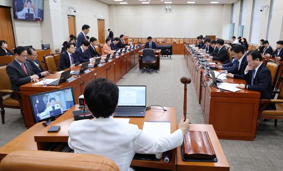 인사청문보고서 채택하는 임이자 위원장