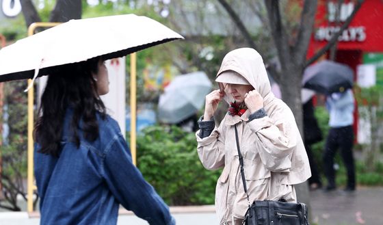 때 이른 더위 식히는 봄비