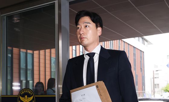 고소장 든 창원NC파크 사고 유족 법률대리인