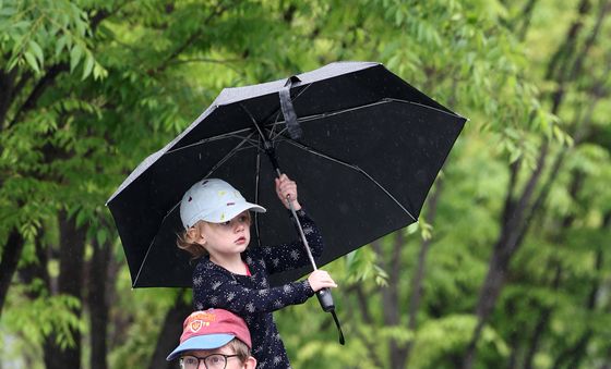 '아빠 어깨 올라'