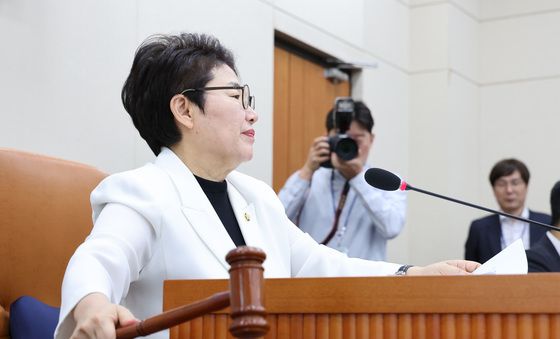 의사봉 두드리는 임이자 위원장