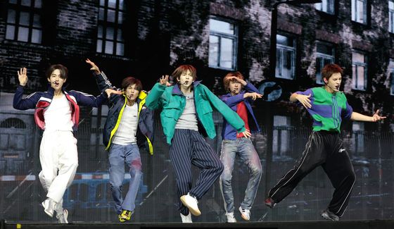 코르티스, 어깨 둘썩이는 무대