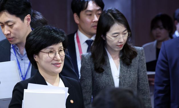 양성평등위원회 참석하는 원민경 장관