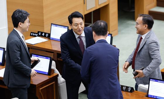 시의원들과 인사 나누는 오세훈 시장