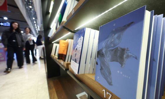 지난 10년간 가장 많이 팔린 책…한강 1·2위 석권