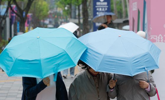 '우산 같이 쓰고 가요'
