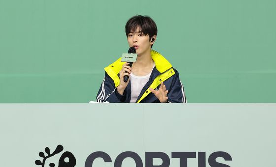 취재진 질문에 답하는 코르티스 건호