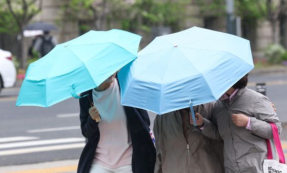 '함께 쓰는 우산'