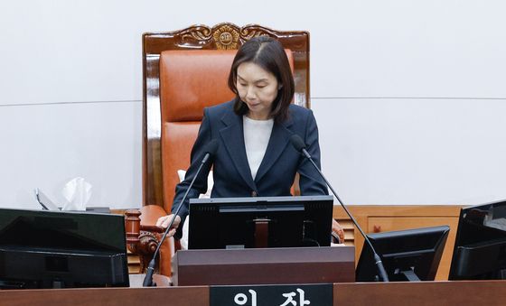 의사봉 두드리는 최호정 의장