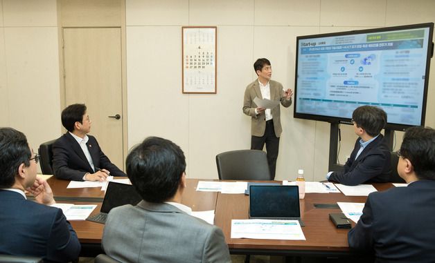 '다함께 스프린트' 관련 설명 듣는 베경훈 부총리