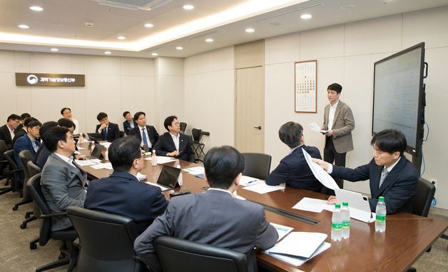 '다함께 스프린트' 관련 설명 듣는 베경훈 부총리