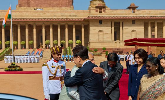 포옹하는  한-인도 정상