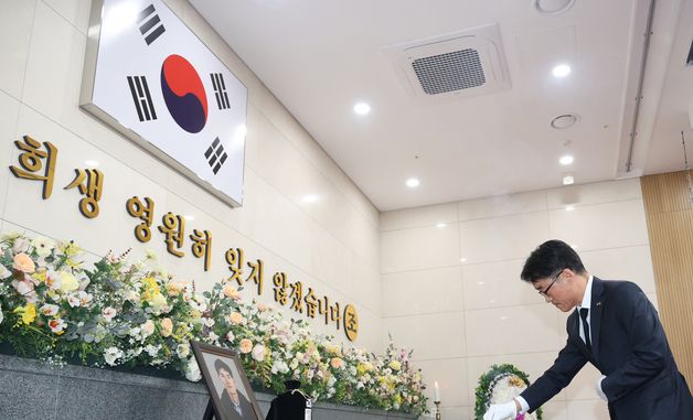 한삼석 권익위 부위원장, 순직공무원 국립묘지 안장식 분향