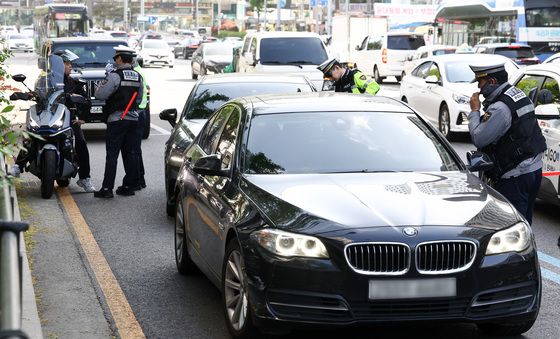 줄줄이 단속된 '우회전 일시정지' 위반 차량