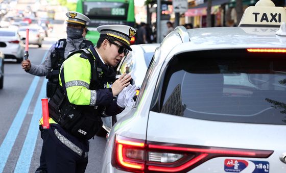 우회전 통행 방법 설명하는 교통경찰