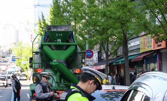 줄줄이 단속된 우회전 일시정지 위반 차량