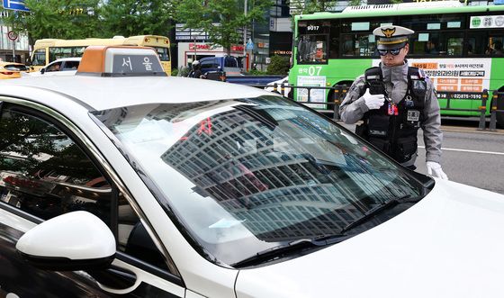 우회전 위반차량 단속하는 경찰