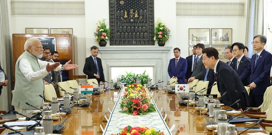 이재명 대통령 자리 권하는 나렌드라 모디 인도 총리