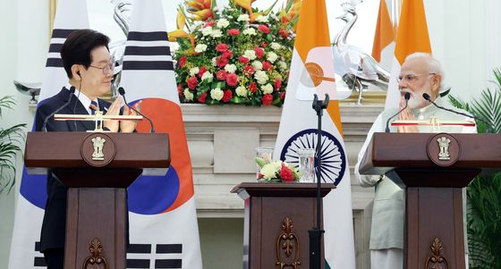 마주 보는 한-인도 정상