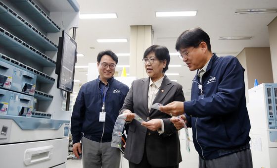 정은경 장관, 조제약 포장지 생산현장 방문