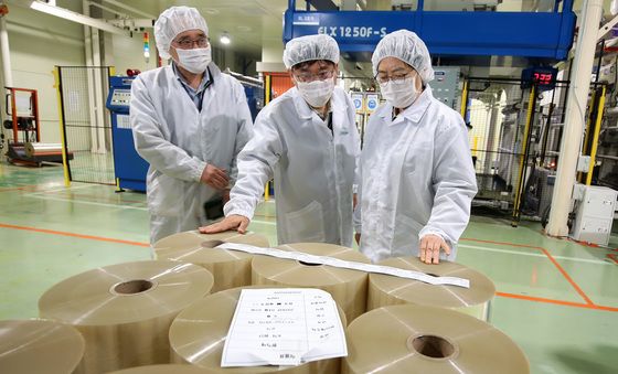 정은경 장관, 약 포장지 원료 공급 상황 점검