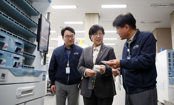 정은경 장관, 조제약 포장지 생산현장 방문