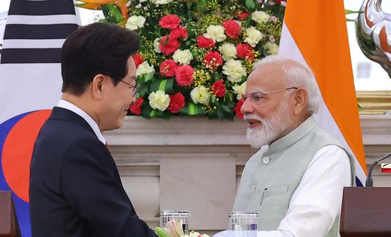 마주 보는 한-인도 정상