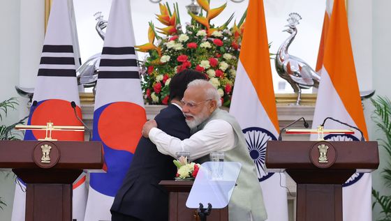 포옹하는 한-인도 정상