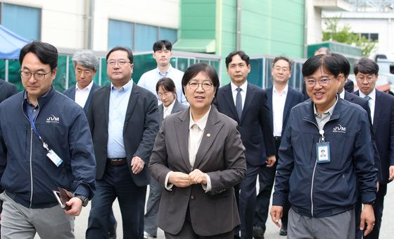 정은경 장관, 약 포장지 생산 현장 점검