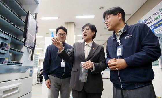 JVM 조제약 포장 장비 살펴보는 정은경 장관