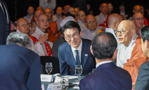  봉축대법회 참석하는 김민석 국무총리