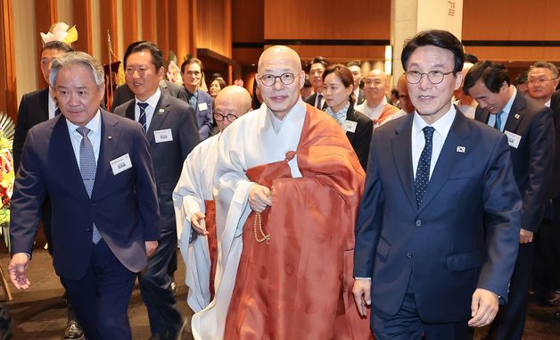봉축대법회 참석하는 김민석 국무총리와 진우스님