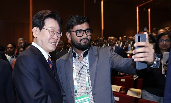 인도기업인과 기념촬영하는 이재명 대통령