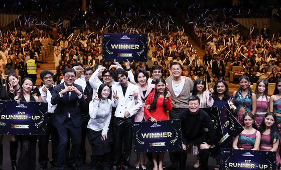 김혜경 여사, 케이팝 경연대회 참가자들과 기념촬영