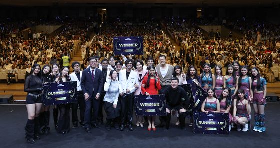 김혜경 여사, 케이팝 경연대회 참가자들과 기념촬영