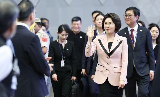 손인사하는 김혜경 여사