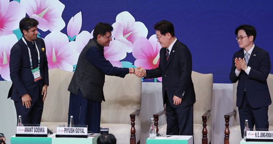 피유시 고얄 상공부 장관과 악수하는 이재명 대통령