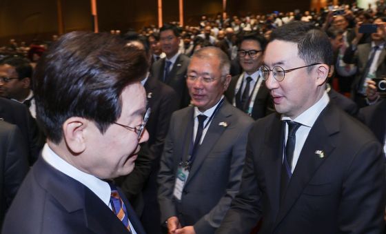 구광모 회장과 악수하는 이재명 대통령