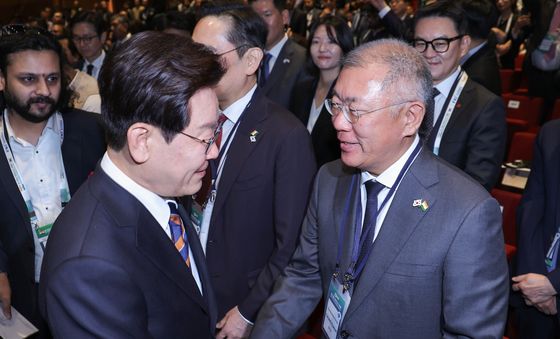 정의선 회장과 악수하는 이재명 대통령