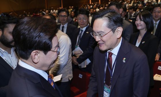 이재용 회장과 악수하는 이재명 대통령