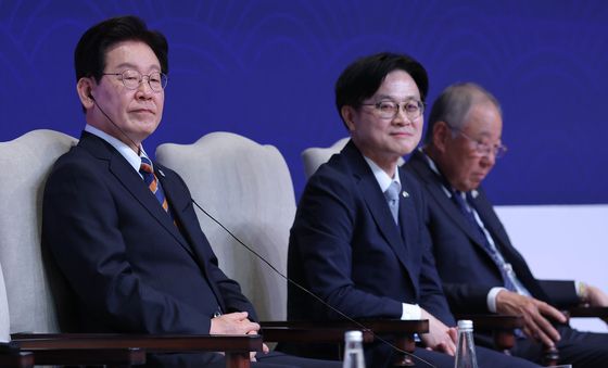 발언 듣는 이재명 대통령