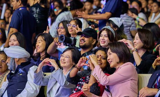 손하트 그리는 김혜경 여사