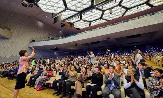 손인사하는 김혜경 여사