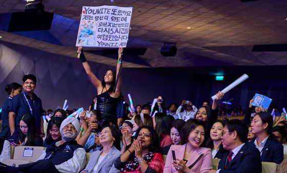 최휘영 문화체육관광부 장관과 대화하는 김혜경 여사